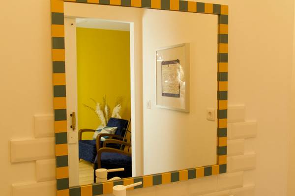 Une salle d'eau séparée des toilettes