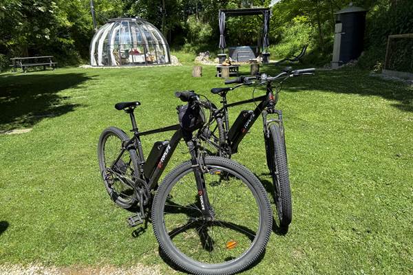 Vélos électriques gratuits inclus dans votre séjour en Auvergne.