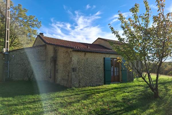 Maison traditionnelle du Périgord noir pour 8, grands espaces en bordure de forêt, idéale en famille ou entre amis