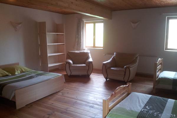 3 lits et des fauteuils