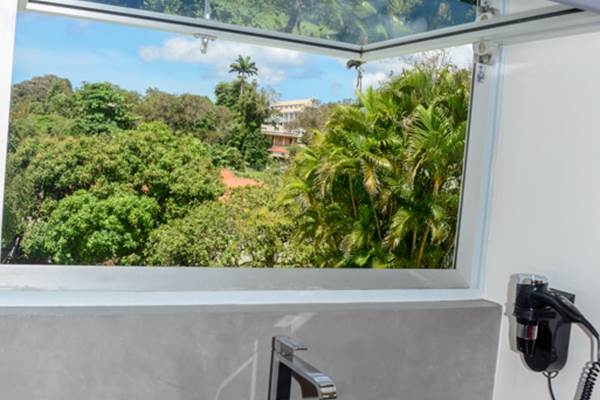 <img src="chemin-de-l-image.jpg" alt="Grande suite Grenade avec vue sur le jardin tropical à l'hôtel de charme La Maison de Clémentine, Fort-de-France, Martinique" />