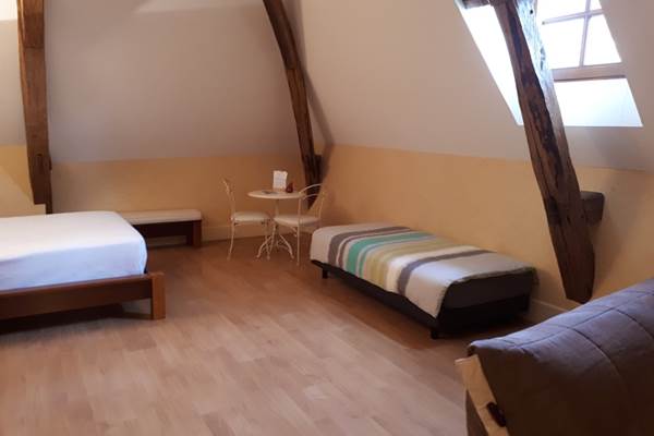 Le lit pour une personne, confortable et avec couette