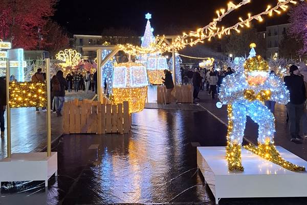 Parcours lumineux de Noël à Béziers avec skieurs illuminés et télécabines, allées centrales décorées