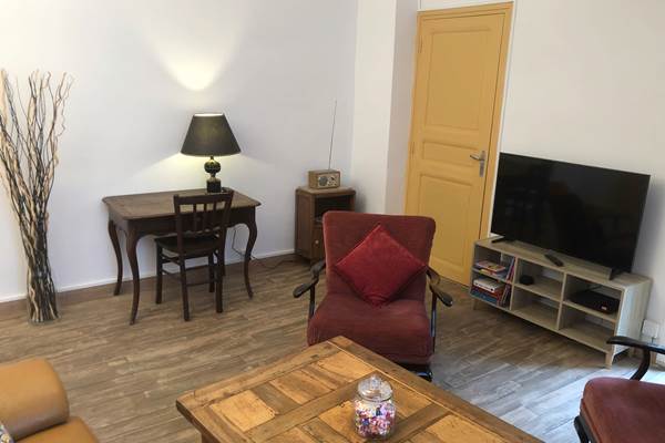 salon avec espace bureau chaine Hi-Fi et TV maison St Jacques