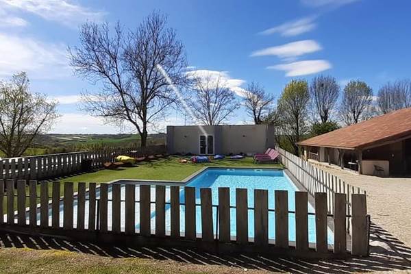 La piscine du Domaine de Massoulac