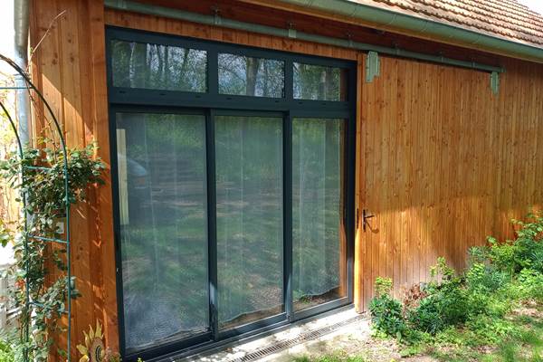 Porte fenêtre coulissante avec accès direct au jardin
