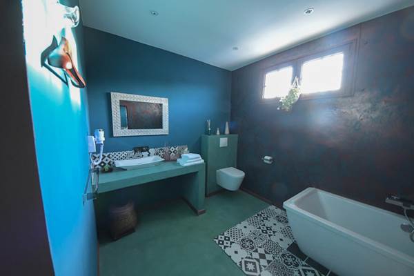 La salle de bain et sa baignoire