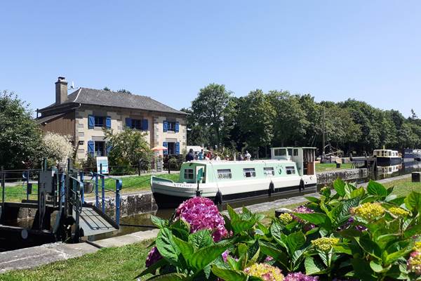 Ille Flottante, hébergement insolite sur le Canal d'Ille et Rance à Hédé-Bazouges