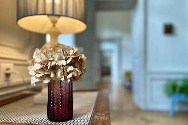 bouquet-detail-lamp-table-couloir_traversant_maison-jazey