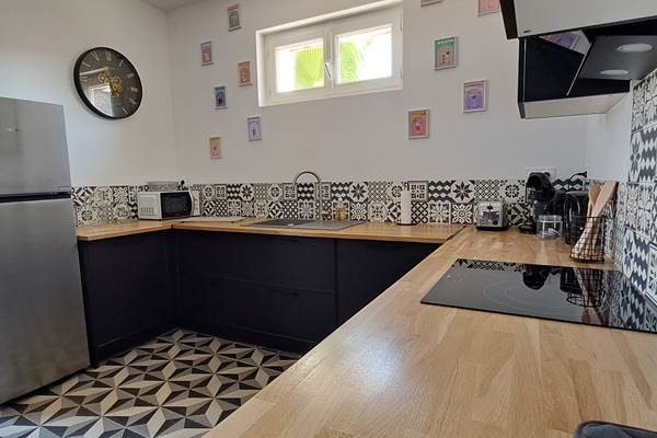 Vue complémentaire de la cuisine du gîte Le Ramonetage.