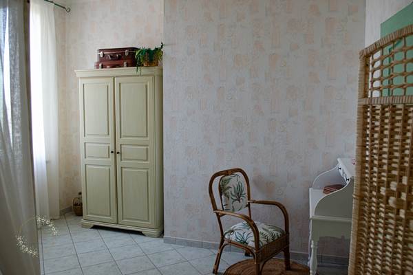 Armoire et bureau chambre Fougères