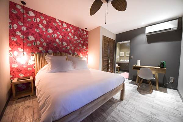 <img src="chemin-de-l-image.jpg" alt="Lit confortable dans la suite Mayero de l'hôtel de charme La Maison de Clémentine à Fort-de-France, Martinique" />