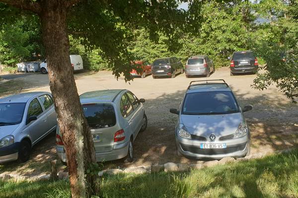 Un parking privé intérieur au village et ombragé (photo mai 2022)