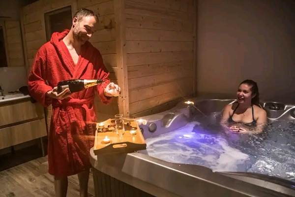 LES-SPAS-INSOLITES-Le-SPA-du-Moulin-Jacuzzi