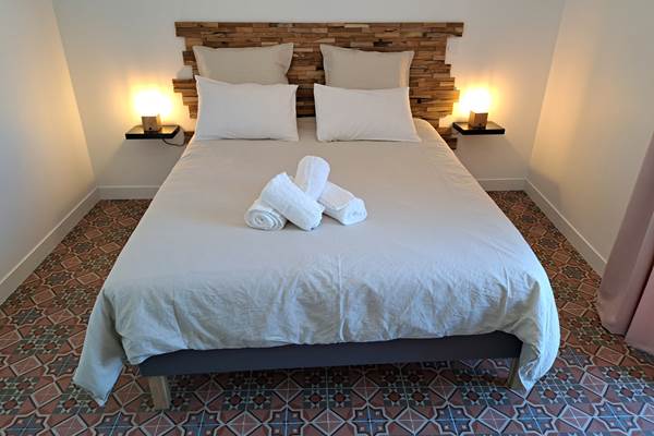 Chambre lumineuse côté jardin du gîte Le Ramonetage.