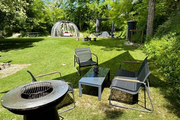 Offrez-vous une pause lecture ou une sieste paisible dans notre coin détente aménagé spécialement pour vous.