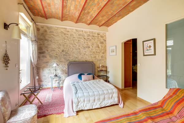 Chambre mur en pierre