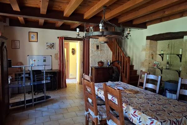 Salle à manger authentique et chaleureuse, idéale pour de grandes tablées conviviales en famille ou entre amis