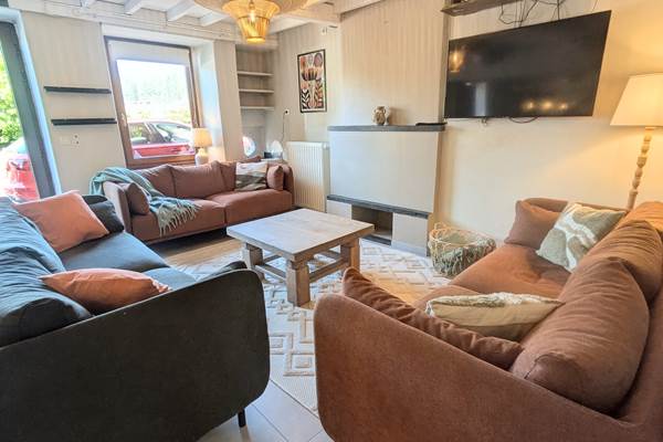 alt="Espace détente convivial du gîte pour groupes et familles avec décoration soignée et ambiance cosy"