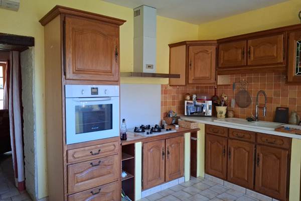 Cuisine fonctionnelle, lumineuse et entièrement équipée, idéale pour concocter les bons petits plats du Périgord