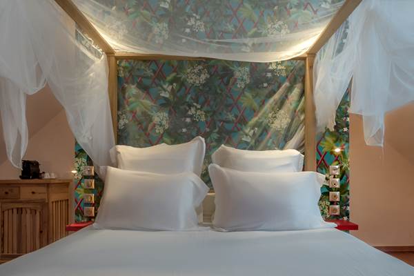 <img src="chemin-de-l-image.jpg" alt="Salle de bain de la suite Grenade avec douche à l’italienne, linge de lit en pur coton de grande qualité, hôtel de charme La Maison de Clémentine, Fort-de-France, Martinique" />