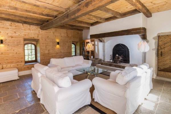 GiteChateauMedievalMarignaJuraPiscineTennisHautdeGamme-SalonGitedePierre