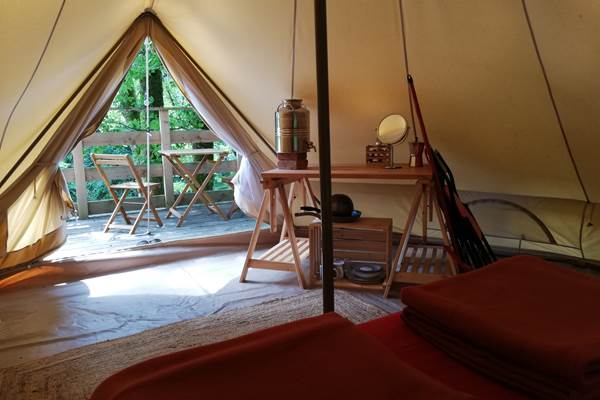 tente lodge amenagee perche l'oiseau à la croisille