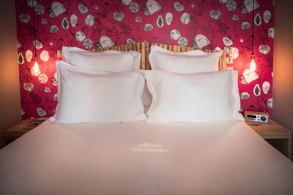 <img src="chemin-de-l-image.jpg" alt="Suite Mayero à l'hôtel La Maison de Clémentine, lit double douillet avec linge de qualité, Fort-de-France, Martinique" />