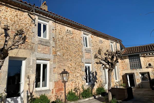 L'hébergement se situe au 1er étage de la maison principale