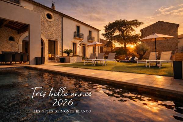 Piscine des Gîtes de Monte Blanco au coucher du soleil à Montblanc, Hérault