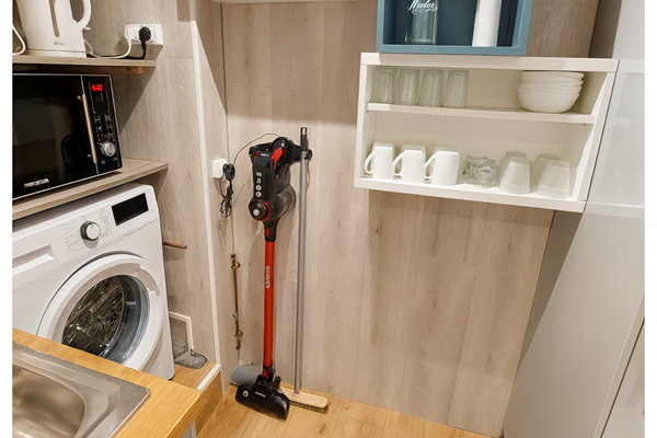 Coin cuisine fonctionnel, lave-linge, électroménager, cafetière Dolce Gusto