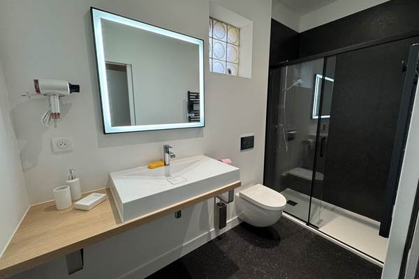 salle de bain avec douche italienne