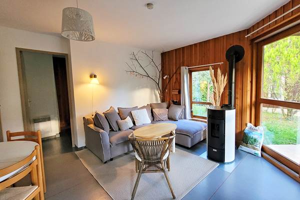 salon-chalet-chataigne-poele-1