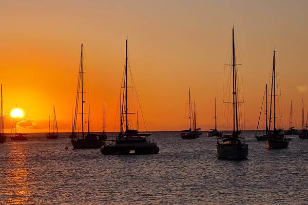 couché de soleil sur Kaona au port de Deshaies