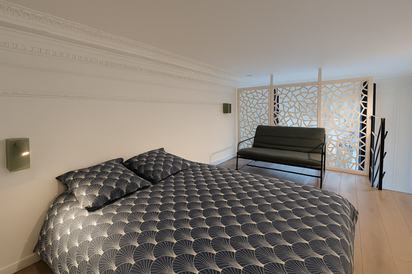 Chambre cocooning en mezzanine, coin lecture pour vos moments de détente