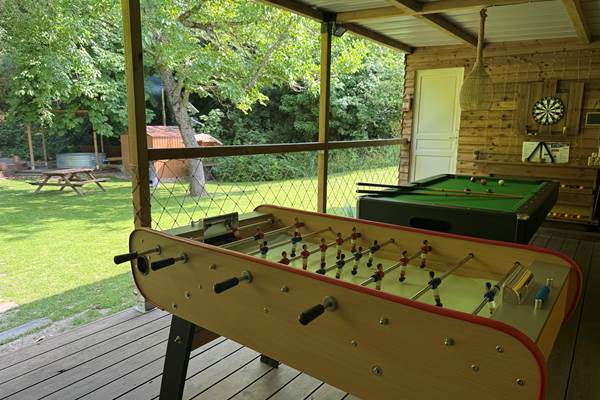 Billard, baby-foot et jeu de fléchettes pour des moments ludiques et conviviaux.