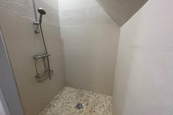 douche-maison anemone-location-sarlat-dordogne