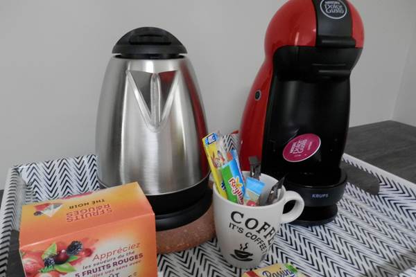 Plateau bouilloir avec thé, café, chocolat et friandise.