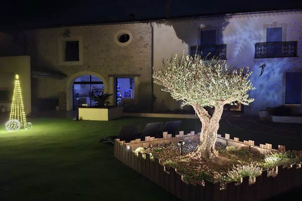 Extérieur des Gîtes de Monte Blanco décoré pour Noël avec olivier illuminé.