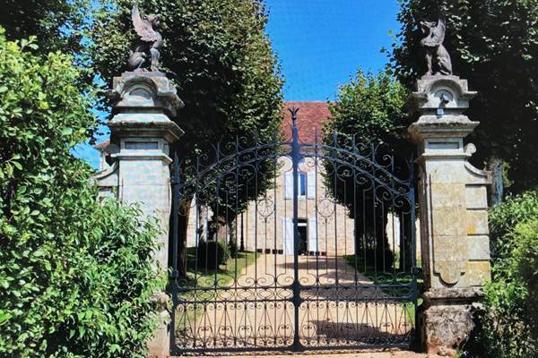 Une grille, des griffons qui veillent