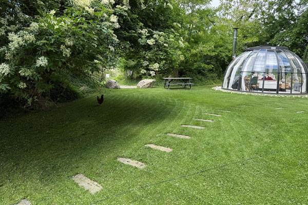 Escapade en amoureux en Auvergne : nature, confort et intimité.