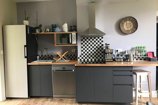 la cuisine équipée commune aux 4 chambres