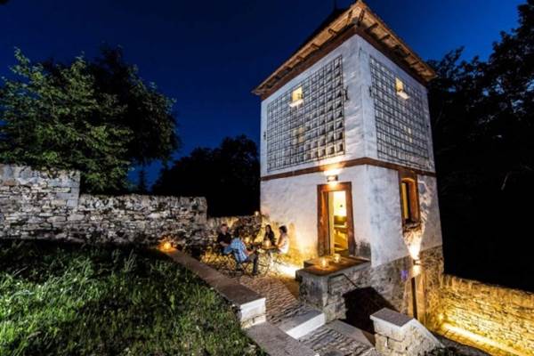 ColombierChateauMedievalJuraGiteInsoliteHautdeGamme-ExterieurNuit