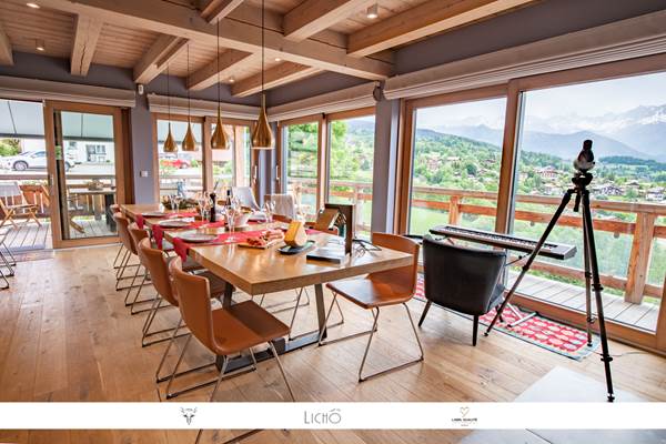 Grandes baies vitrées donnant sur la terrasse pour observer la montagne