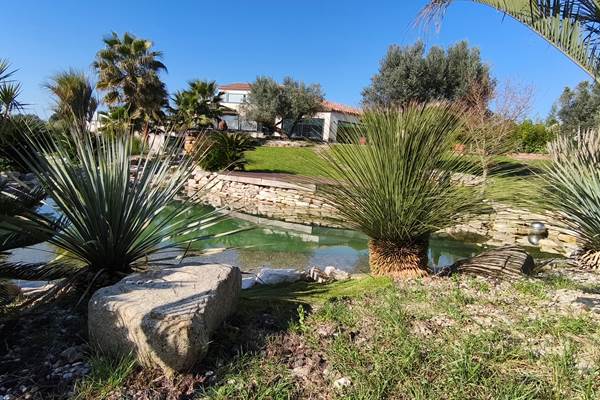Jardin arboré privé et clôturé
