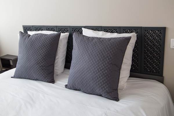 Literie king size avec matelas à ressorts multispires 180 x 200 cm.