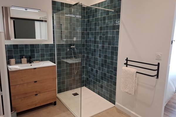 Salle de bain moderne du gîte Le Pressoir à Montblanc avec douche à l’italienne.