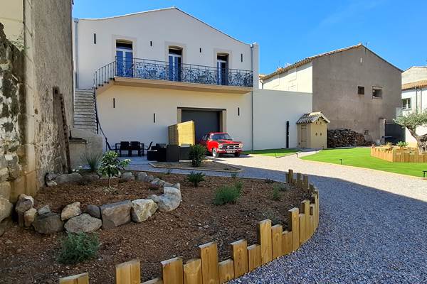 Façade du gîte Le Ramonetage avec cour extérieure à Montblanc près de Béziers.