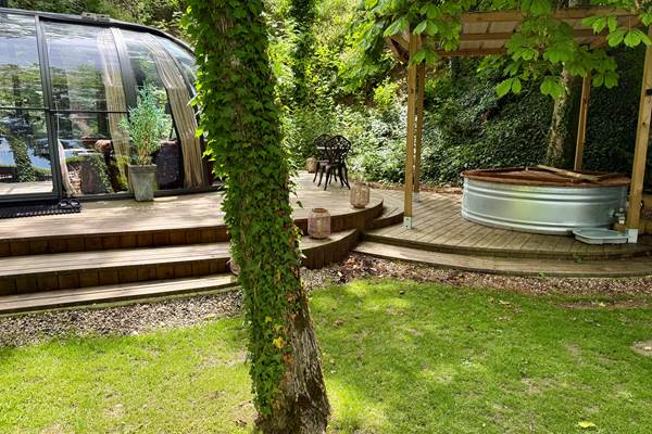 Nuit insolite avec spa privatif en Auvergne : détente et confort.