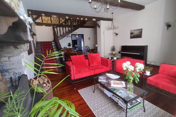 Espace convivial, chaleureux et confortable au salon d'accueil